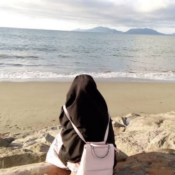 Девушка в хиджабе у моря