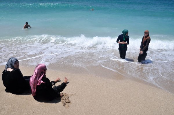 Девушка в платке со спины