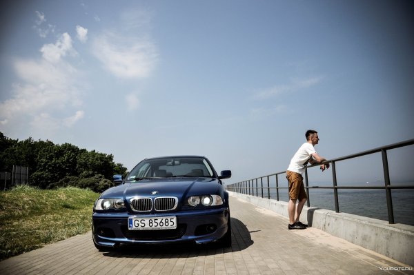 Машина возле моря