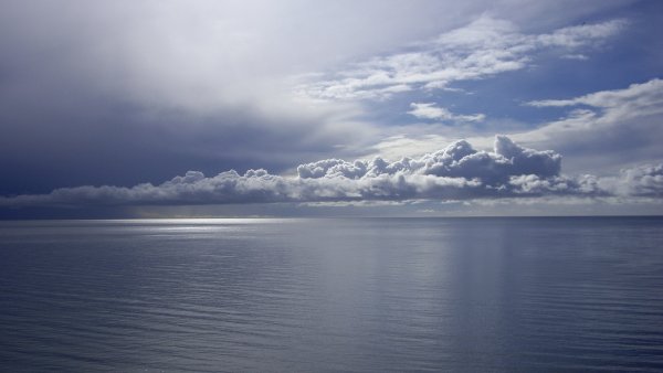 Скамейка на берегу моря