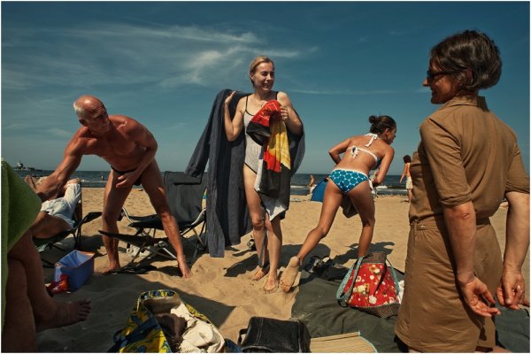 Девушка идет по песку