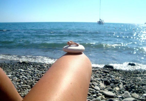 Мужские ноги на пляже