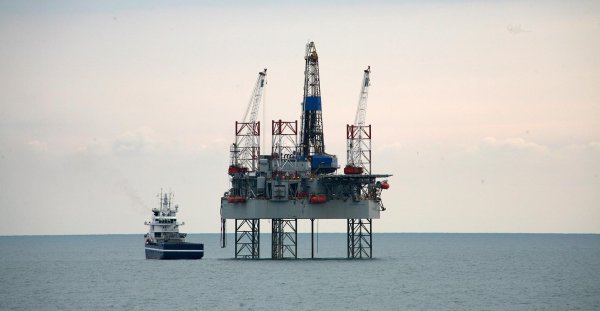 Каспийское море нефтяные вышки