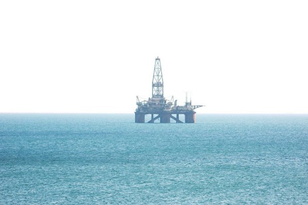 Нефтяные вышки в Каспийском море