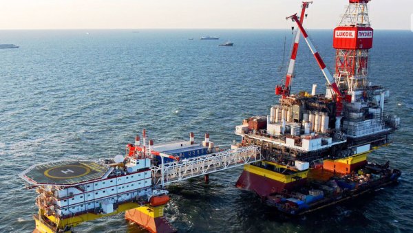 Нефтяные вышки Лукойл в Каспийском море