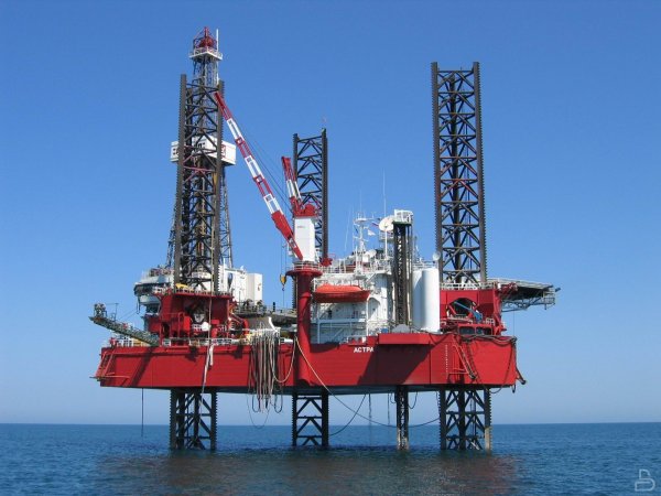 Лукойл нефтедобывающие вышки