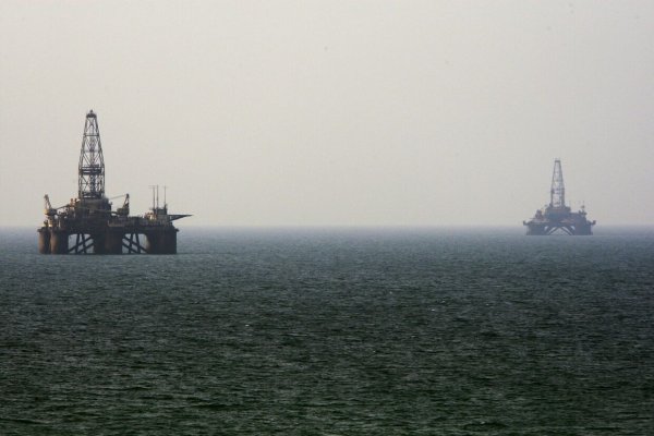 Нефтяные вышки в Каспийском море