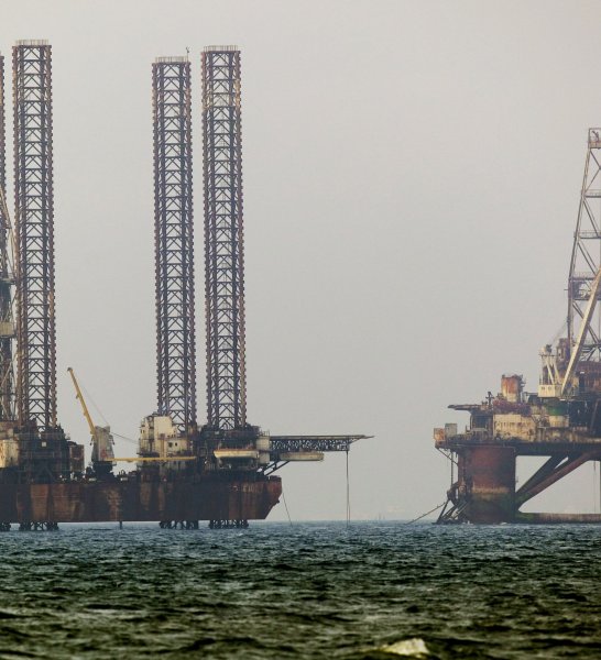 Нефтяные вышки в Каспийском море