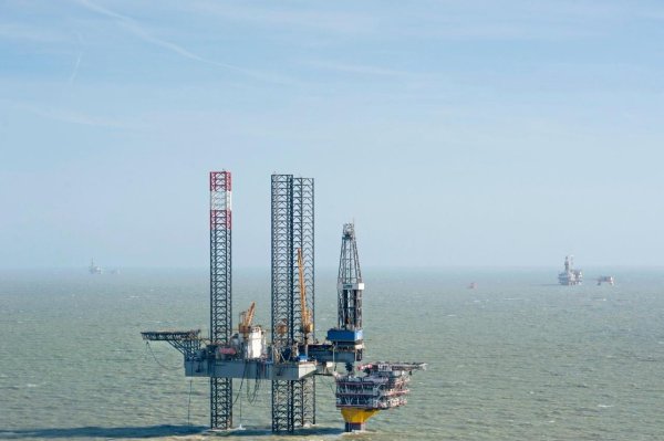 Каспийское море нефтяные вышки