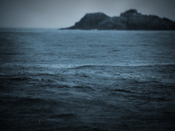 Одинокий человек на берегу моря