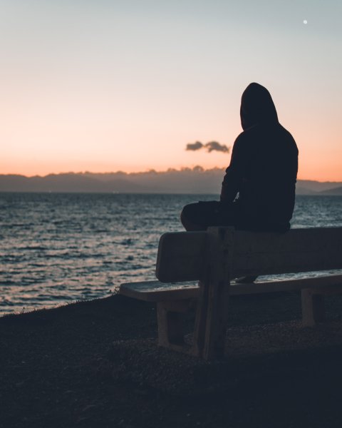 Девушка на берегу