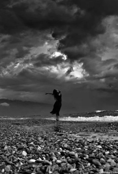 Девушка у моря грустит