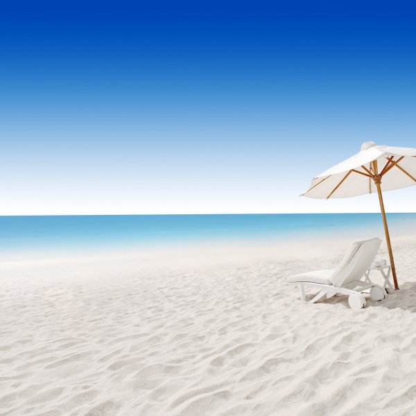 Шезлонг на пляже
