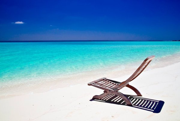 Шезлонг на берегу