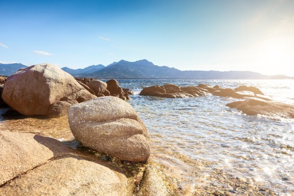 Валуны на берегу моря