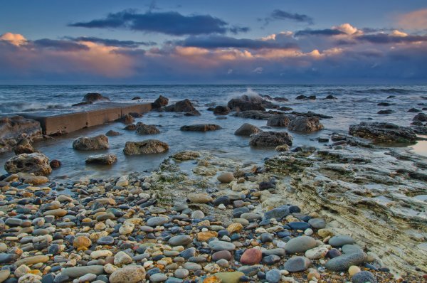 Каменистый морской берег