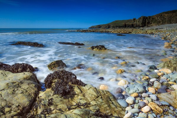 Каменистый морской берег