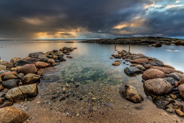 Берег с камнями