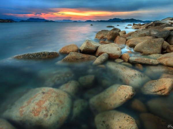 Валун в воде