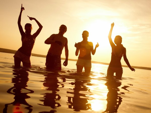 Люди веселье море