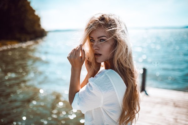 Девушка в зеленом шарфе