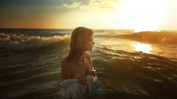 Радостная девушка на море