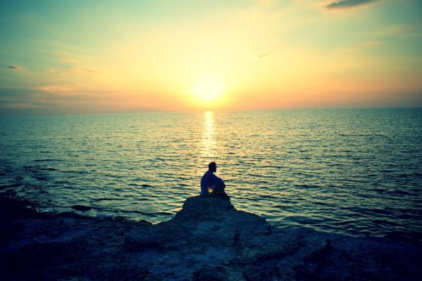 Девушка выходит из воды