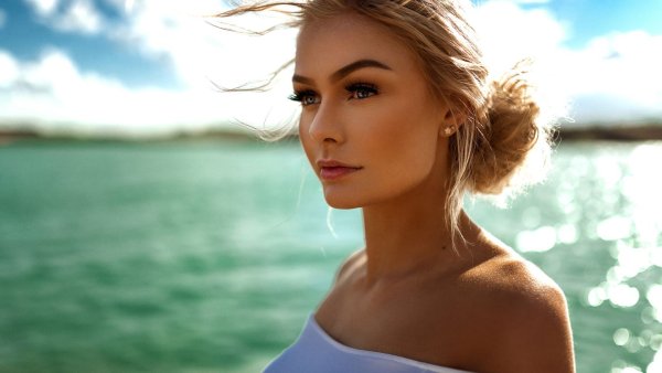 Девушка в шляпке у моря