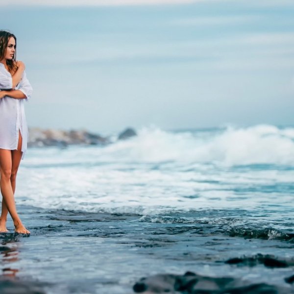 Блондинка в шляпе на море