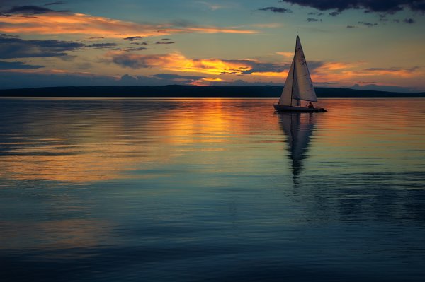 Парусник вдалеке