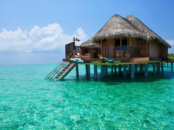 Домики на сваях в море