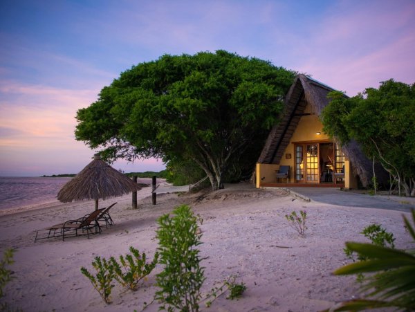 Одинокий домик на берегу моря