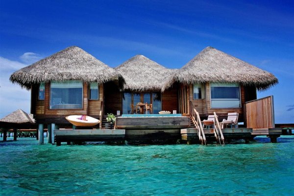 Сказочный домик на берегу