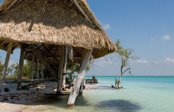 Хижина на берегу моря