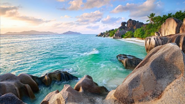 Море горы песок