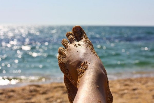 Ноги на пляже