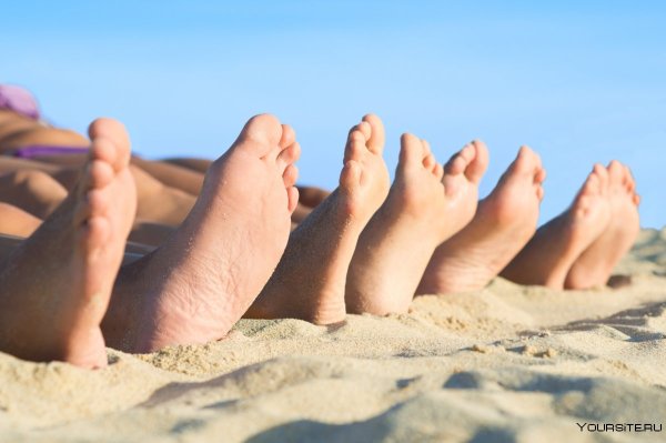 Девушка идет по песку