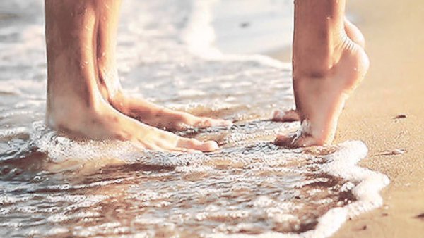 Девушка босиком на песке