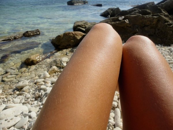 Лежит на пляже