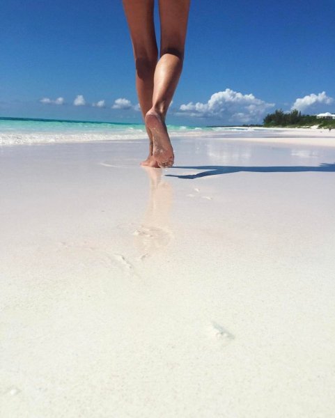 Следы на пляже