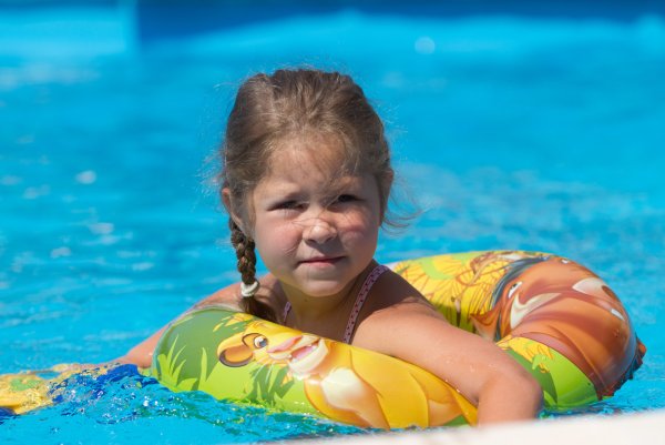 Девочка купается в море