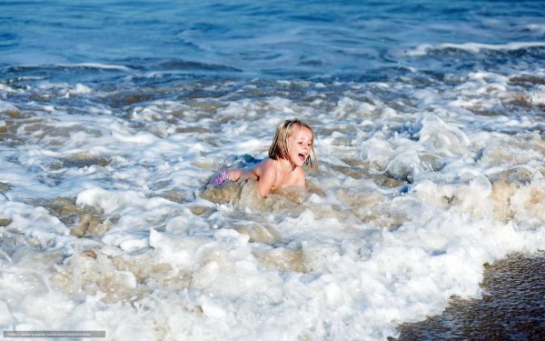 Блондинка купается в море