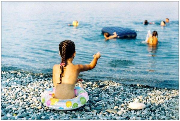 Дети на море купаются девочки