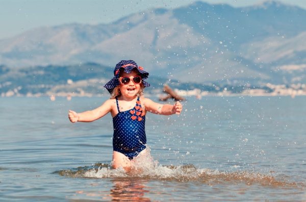 Дети купаются в море