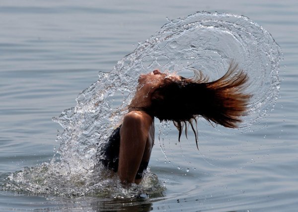 Девушка купается в море