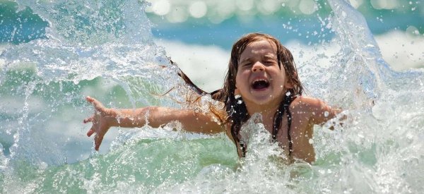 Девушка в брызгах воды