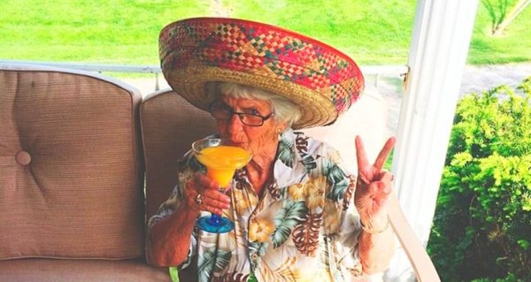 Бабушка на море