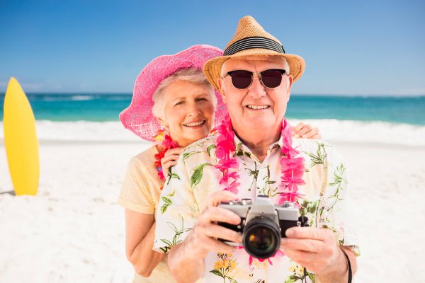 Старушка на пляже в купальнике