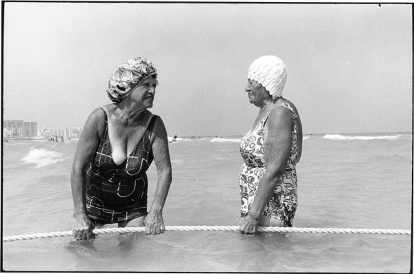 Бабушка на море