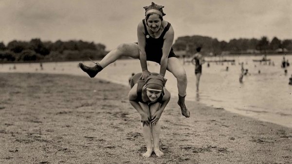 Старушка на берегу моря